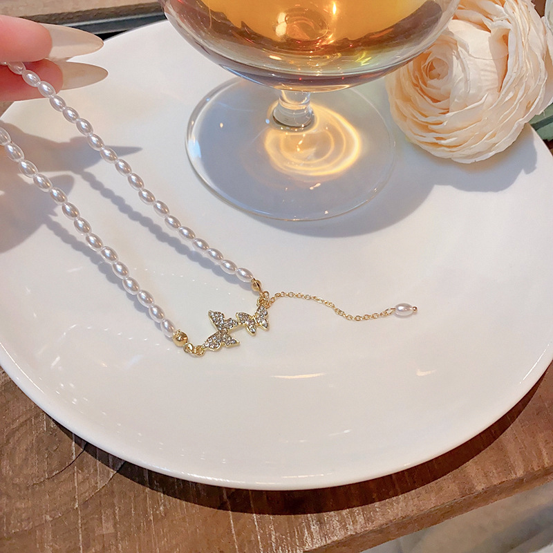 The dreamy butterfly pearl necklace from Japan and South Korea is a fashionable, light luxury and high-end style for women. It features a unique collarbone chain and a trendy necklace accessory Application Scenario