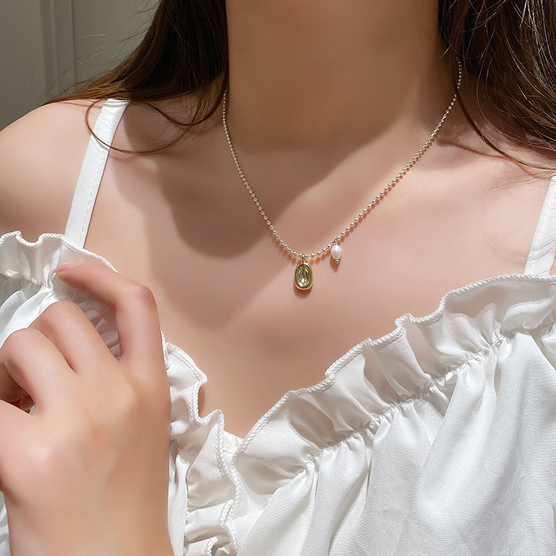 The "Little Golden Bean Pearl Necklace" for women's ins, a light luxury and niche collarbone chain, is a new trendy and versatile necklace from 2023 details Picture