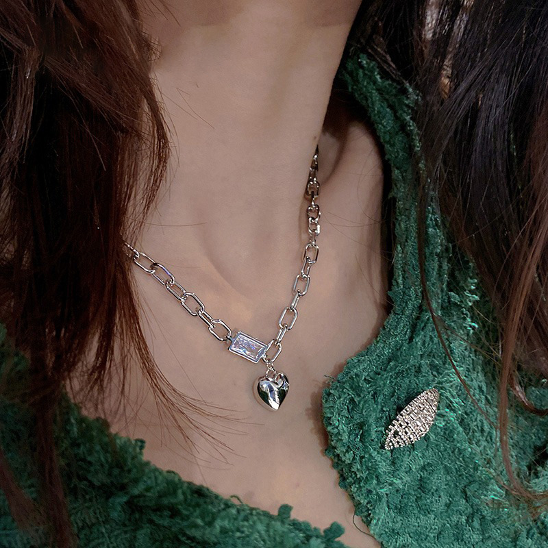 Light luxury heart-shaped necklace, 2023 new style, niche design sense, Internet celebrity style, collarbone chain, hot girl neck chain Application Scenario