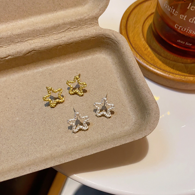 Korean-style metal star earrings for women, simple and individual stud earrings, fashionable and cool, versatile and elegant earrings for commuters and Internet celebrities Specification drawing