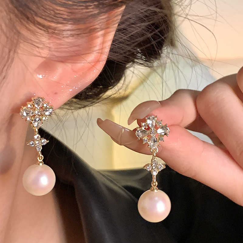 Snowflake pearl tassel earrings, a new 2024 women's light luxury and high-end round face ear accessory, a trendy and elegant stud details Picture