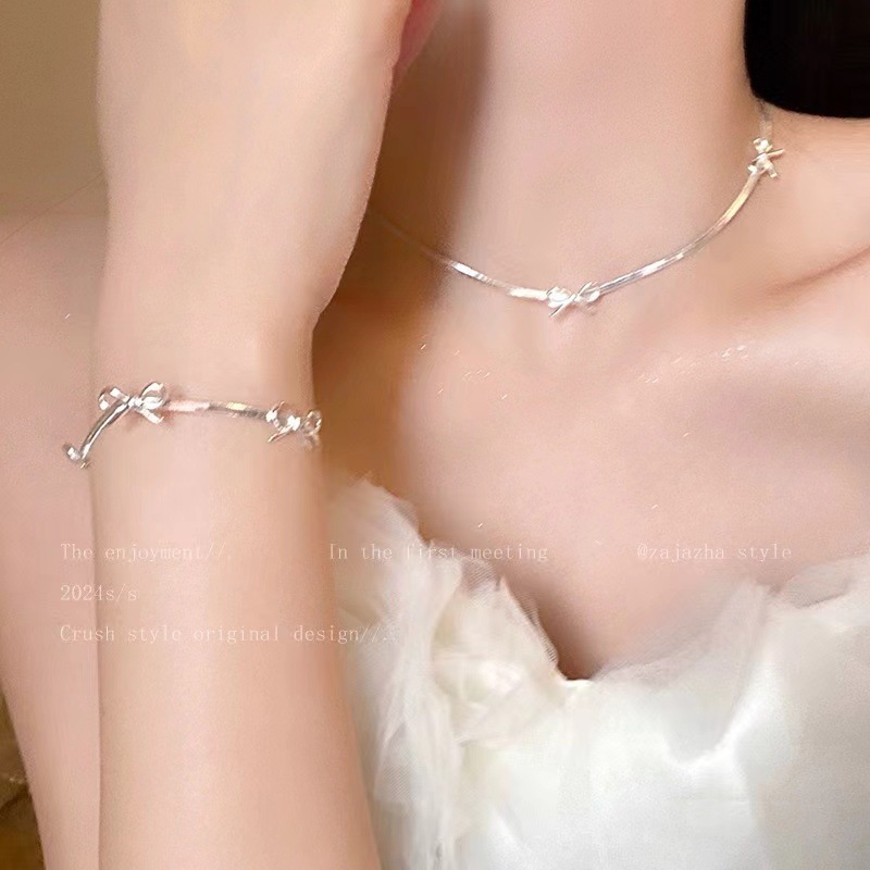 Silver bow snake bone chain necklace with a cold and cool female style, a niche design with a high-end feel, a collarbone chain, and a versatile necklace accessory full figure