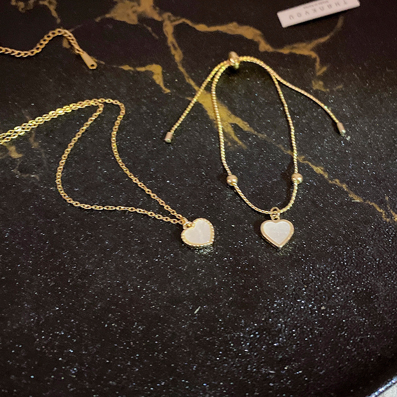 The new Korean version mother-of-pearl heart-shaped combination necklace is a fashionable, niche and high-end design for women. It is a versatile collarbone chain accessory full figure