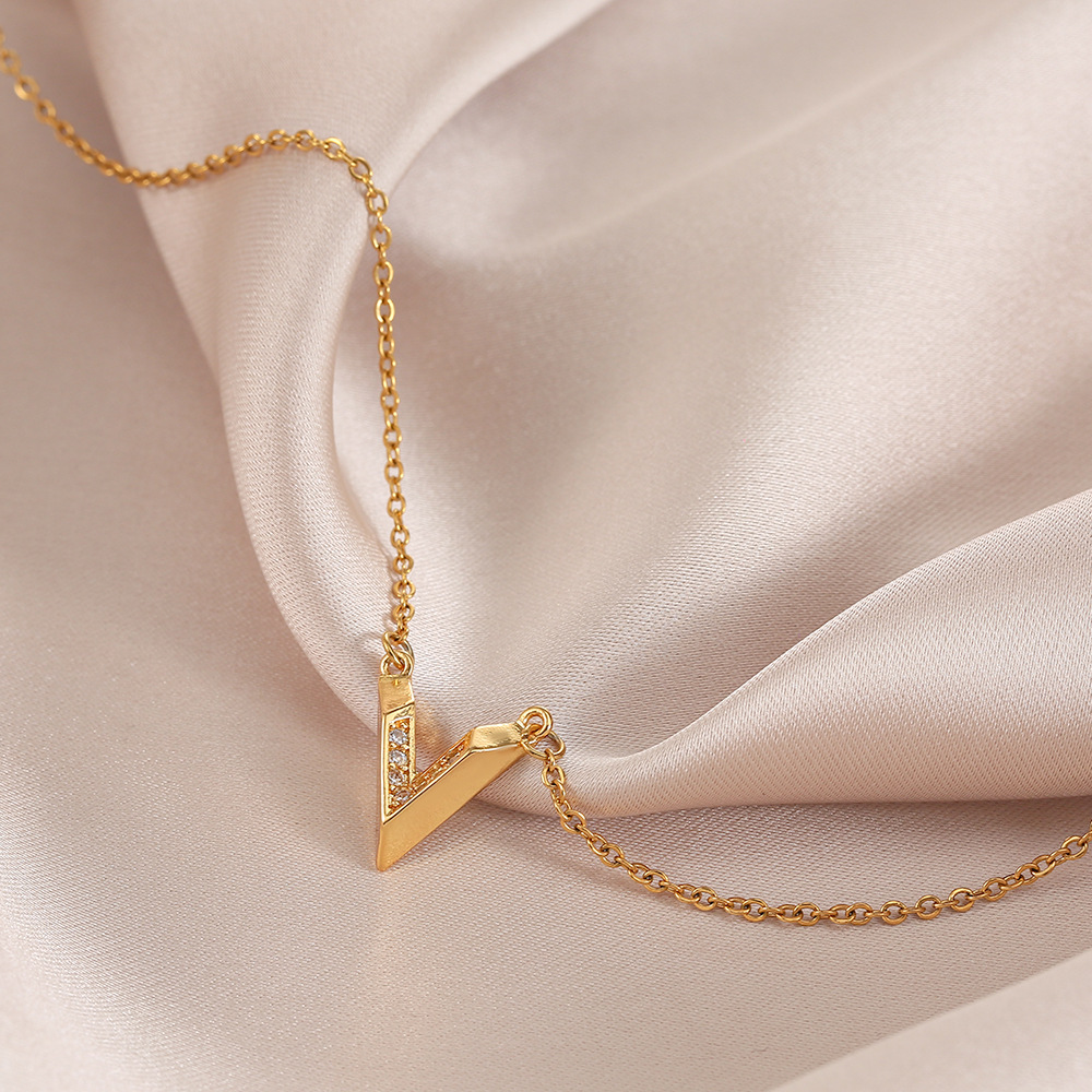 ins unique and simple V-shaped diamond-encrusted pendant necklace for women, trendy and fresh titanium steel collarbone chain, a popular neck chain Specification drawing