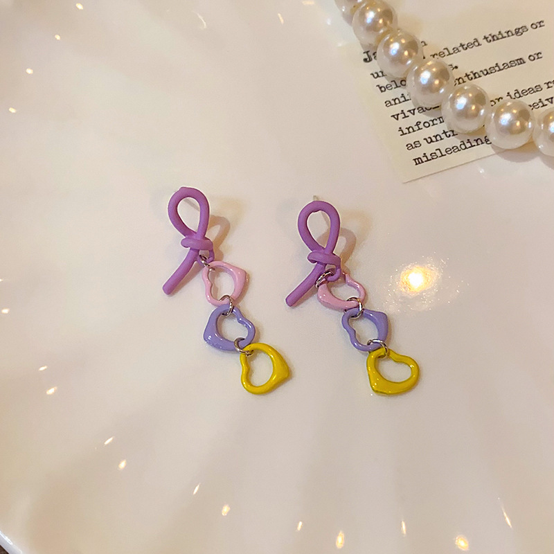 Dopamine colored heart-shaped earrings, a sweet and unique design for women, are a long, sweet and cool summer earrings for girls Specification drawing
