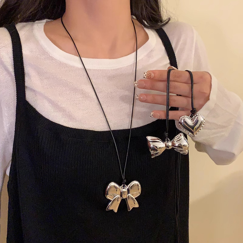 Korean reina leather rope encore red necklace, long bow pendant sweater chain, retro outfit hoodie chain details Picture