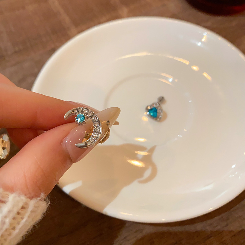 Wholesale of sea blue heart-shaped zircon ear stud earrings with a cold and elegant feminine style, exquisite micro-inset moon ear stud earrings, and a versatile and personalized accessory Specification drawing