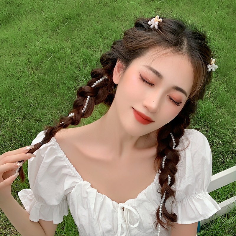 French retro Internet celebrity Daisy flower hair clip, bangs small grab clip, ins sweet mini pearl hair clip side clip Application Scenario
