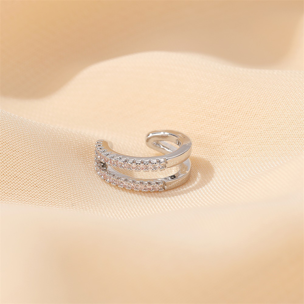 European and American double-layer full diamond ear clips, with a unique and elegant style, C-shaped ear bone clips, fashionable earrings, simple and no-ear piercing earrings Application Scenario