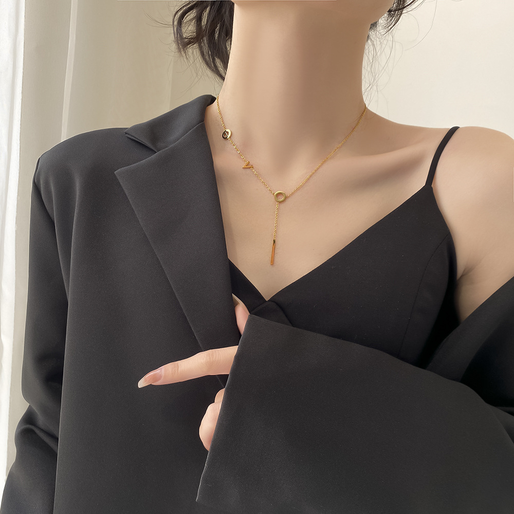 The non-fading love titanium steel necklace is a classic and versatile accessory for women, a popular collarbone chain, a niche and cold style simple accessory wholesale full figure