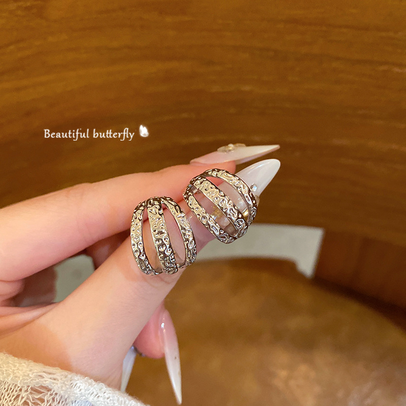 Cold and elegant silver C-shaped stud earrings for women, simple, light luxury, niche and versatile new earrings, retro and stylish earrings wholesale full figure
