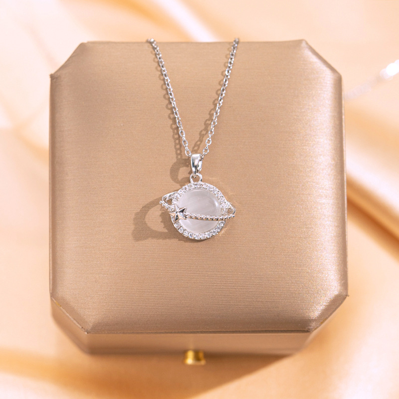 The Japanese and Korean light luxury design, full diamond cat's eye stone planet necklace, is a unique and versatile collarbone chain accessory that is popular among women full figure