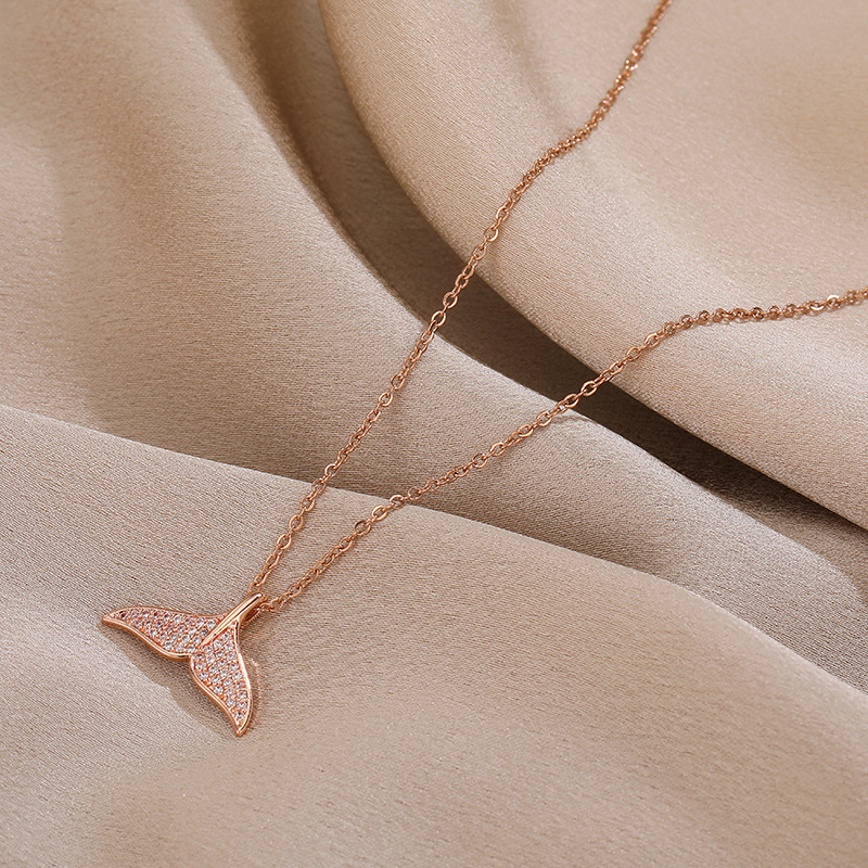 Fashionable gold-plated full diamond fishtail pendant titanium steel necklace, feminine elegance, luxurious design sense, Internet celebrity collarbone chain wholesale details Picture
