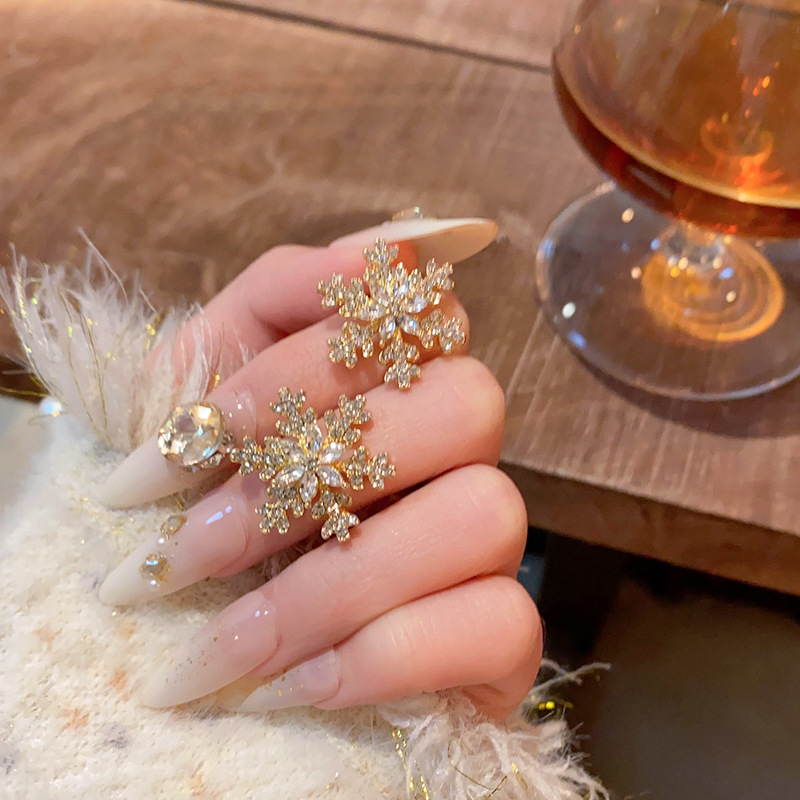 Golden snowflake stud earrings, a popular autumn and winter high-end earring for women, are light luxury, niche and exquisite Christmas earrings. New style for 2024 Specification drawing