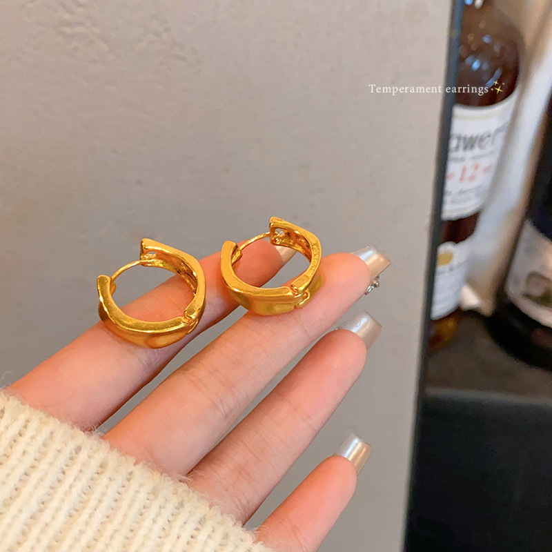 European and American golden retro brushed earrings, women's geometric light luxury, niche and high-end feel, unique and elegant ear rings and earrings Application Scenario