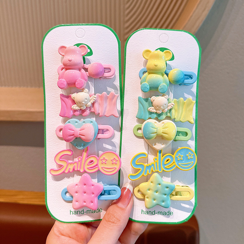 Children's gradient dopamine hair clips, cute bear bb clips, girls' side loose hair, bangs on the forehead, hair clips and hair accessories Application Scenario
