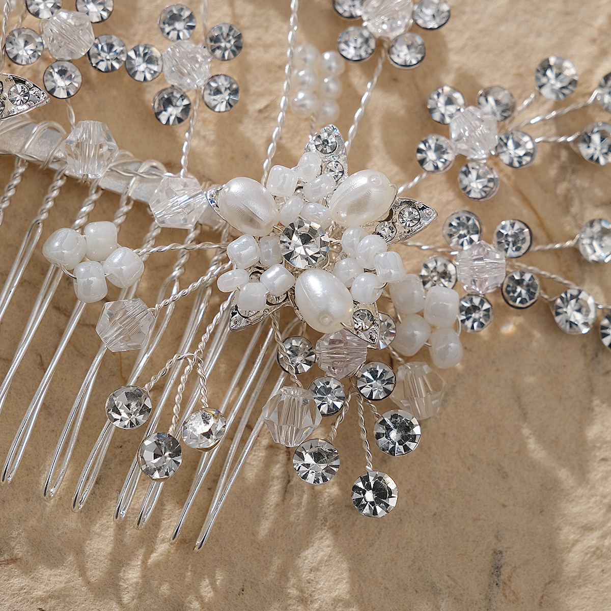 Korean-style bride's hair bun, hair comb, photography photo, hair flower, wedding dress, hair accessory, handcrafted crystal flower, pearl comb Application Scenario