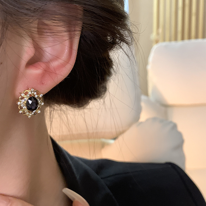 S925 Silver Needle French amethyst lace earrings, women's light luxury, versatile and high-end stud earrings, court-style earrings wholesale Application Scenario