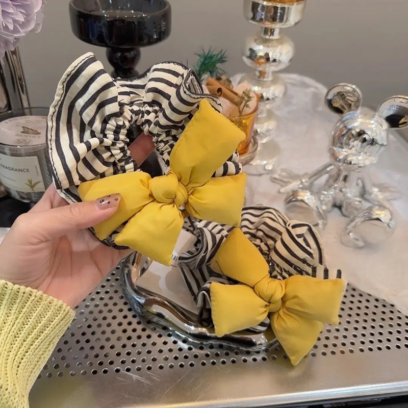 Dongdaemun's new lemon-yellow bow large intestine hair tie is a versatile striped and cute girlish hair tie accessory Application Scenario