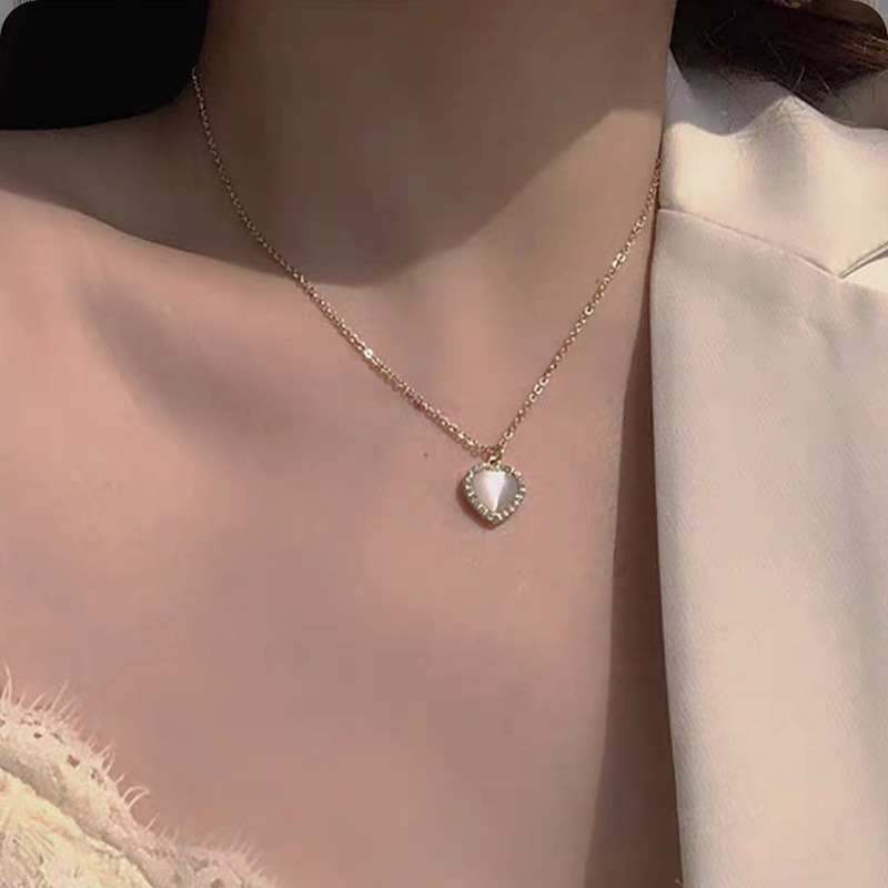 A niche fashion small square diamond necklace for women, with a light luxury and unique design sense, collarbone chain sweater chain, 2024 new style pendant Application Scenario