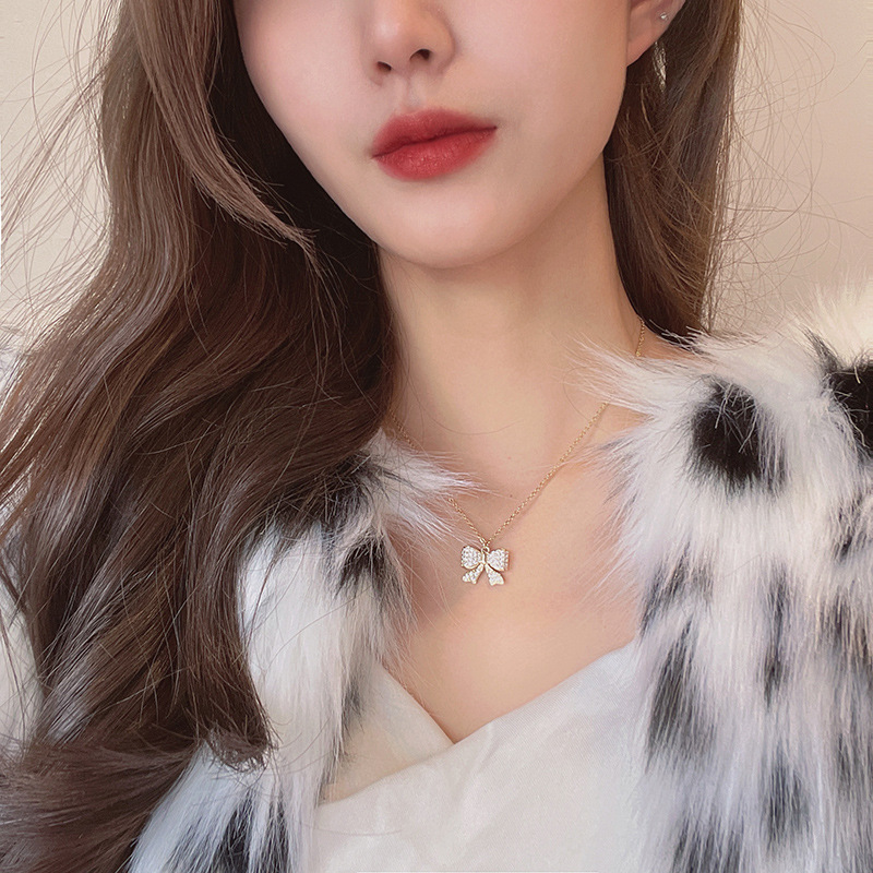 Light luxury, exquisite, super sparkling zircon bow pendant necklace, high-end design sense for women, fashionable and elegant, versatile collarbone chain details Picture