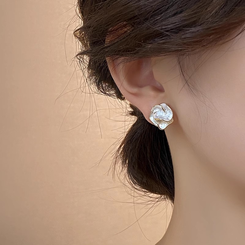 Unique camellia stud earrings for women 2025 new bestsellers, niche design, light luxury, high-end and elegant earrings Application Scenario