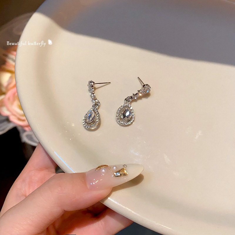 Exquisite sparkling diamond water drop earrings for women, 2024 new bestsellers, stud earrings, unique style, high-end earrings wholesale Application Scenario