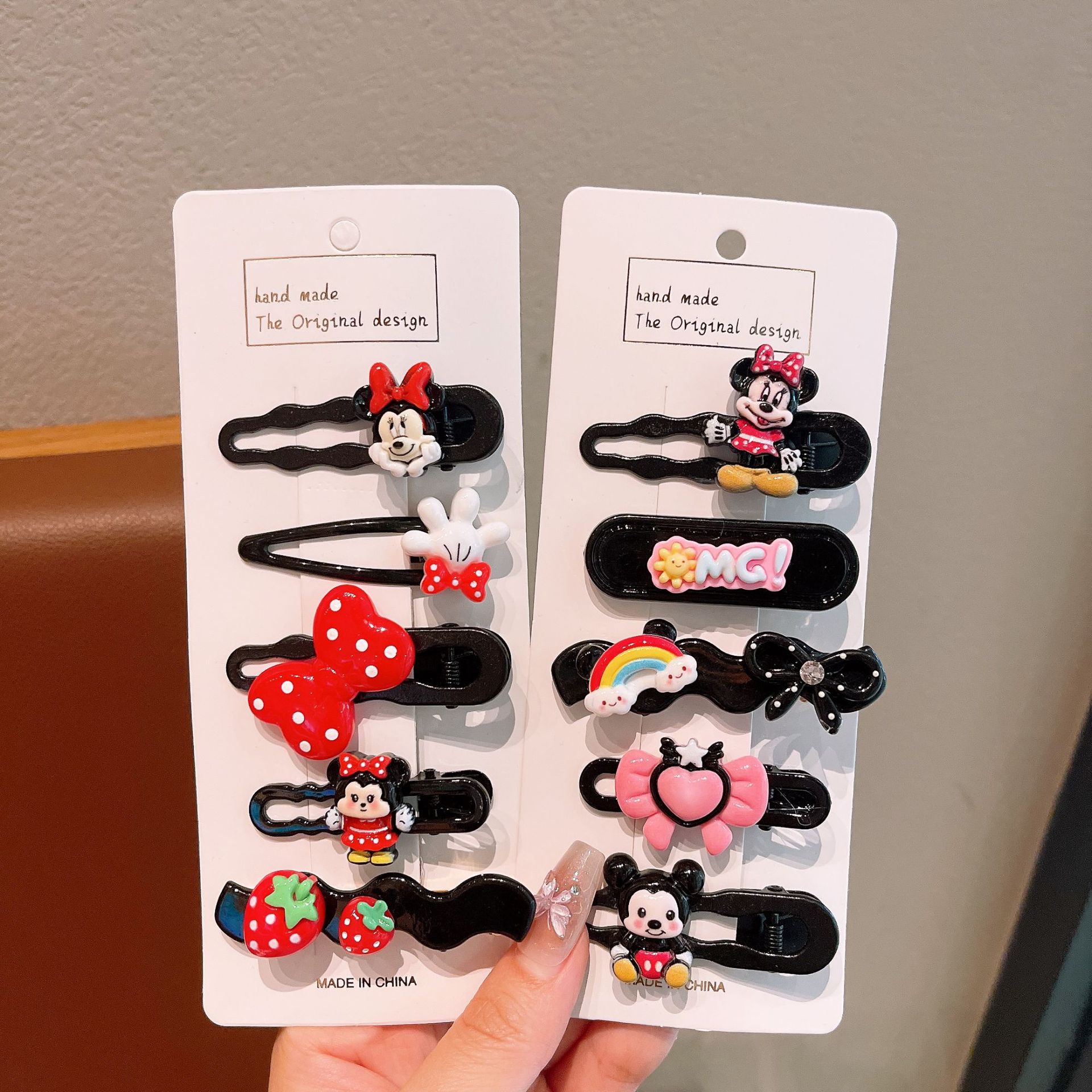 Children's cartoon Mickey hair clips, cute and seamless hair clips, side hair clipping clips, headwear, little girl hair accessory that won't damage hair Application Scenario
