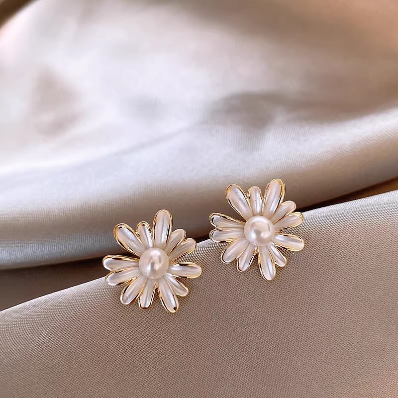 Spring gentle white flower stud earrings, versatile for commuting, sweet and artistic design, glazed small daisies, elegant earrings Specification drawing