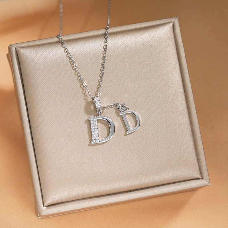 Fashionable full-diamond, simple D-shaped tassel titanium steel necklace, feminine, light luxury, niche collarbone chain, popular online accessory wholesale full figure