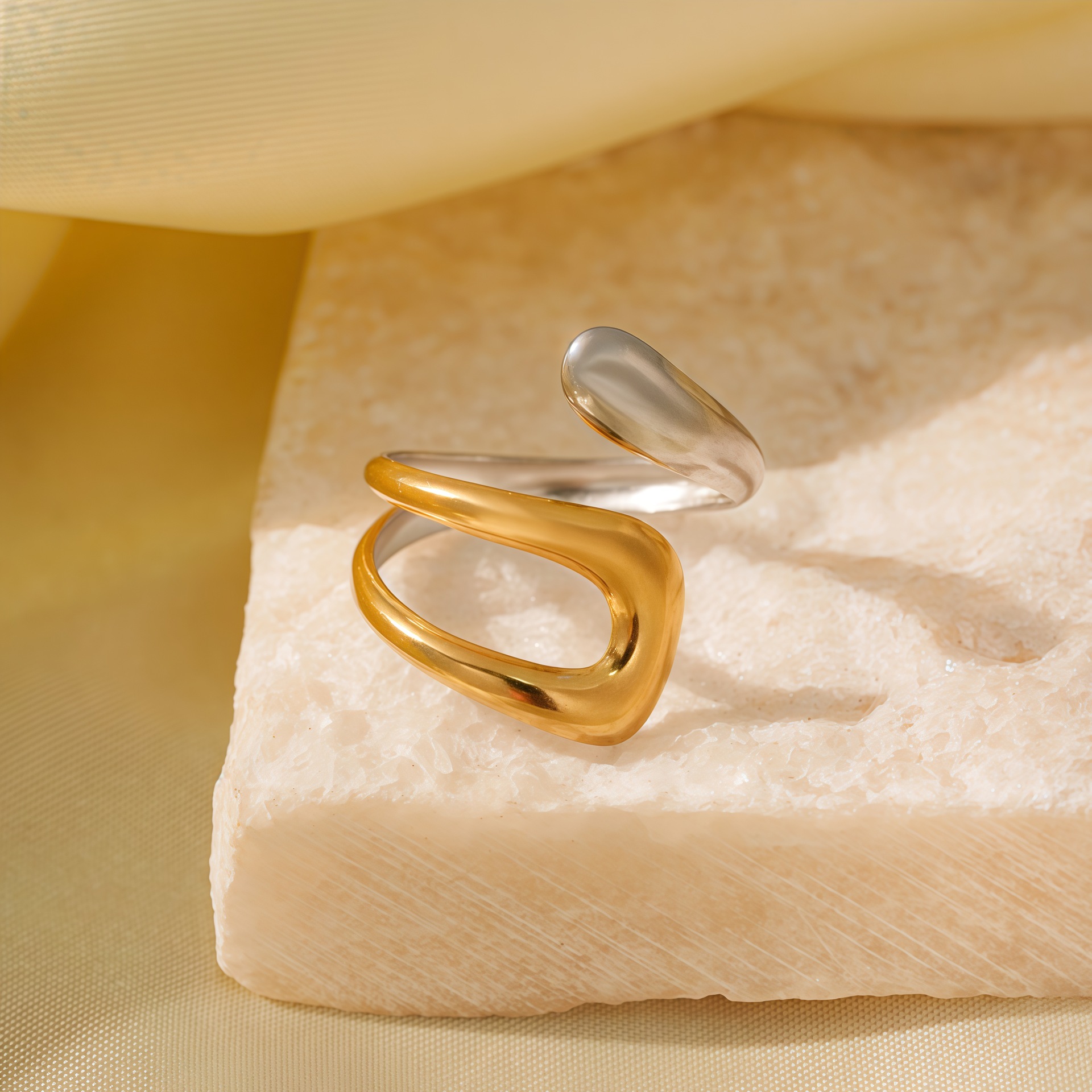 European and American color-matched titanium steel rings, light luxury and high-end jewelry that won't fade. Stainless steel rings, cross-border stock available Application Scenario