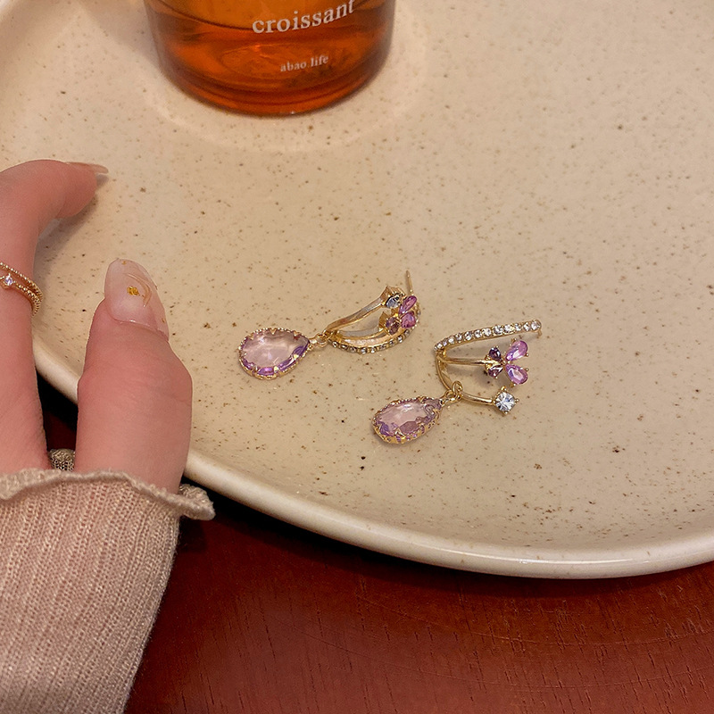 French retro purple diamond-encrusted butterfly earrings, a new trendy and high-end women's fashion accessory, are available for wholesale Specification drawing