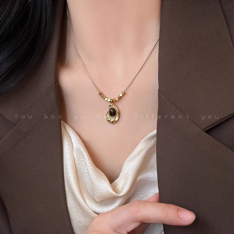 Maillard Tiger's Eye necklace, a light luxury tassel necklace, a collarbone chain, a niche design, and a double-layer layered accessory Specification drawing