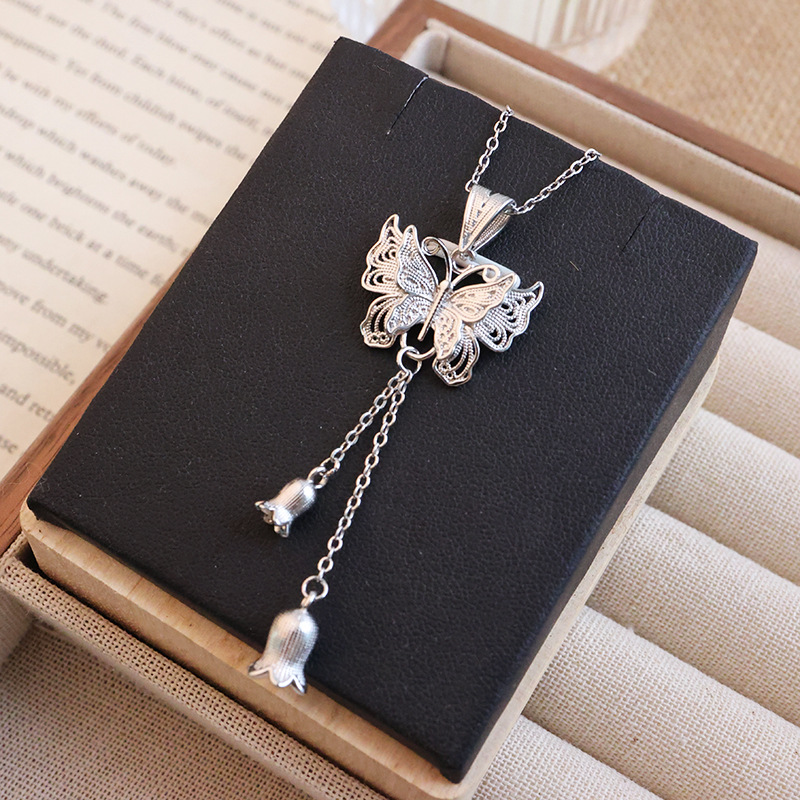 Exquisite and girlish butterfly love flower necklace, creative design for women, lily of the valley tassel butterfly pendant, titanium steel collarbone chain Specification drawing