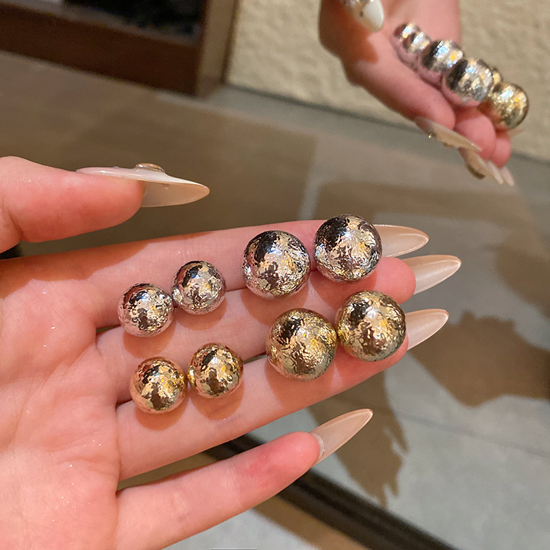 Irregular spherical pearl stud earrings, a niche design with a cold and aloof style for women, exude a sense of high-end and fashionable commuting earrings wholesale full figure