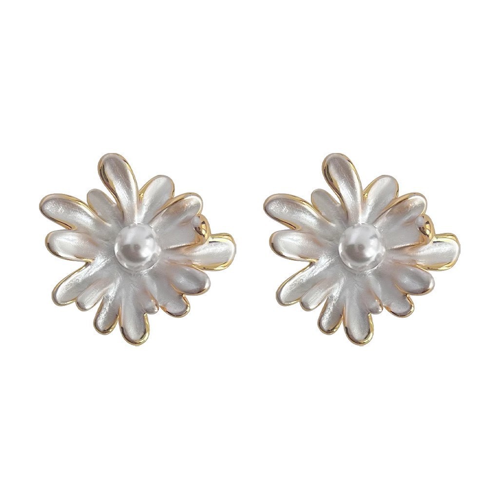 Spring gentle white flower stud earrings, versatile for commuting, sweet and artistic design, glazed small daisies, elegant earrings Item Picture