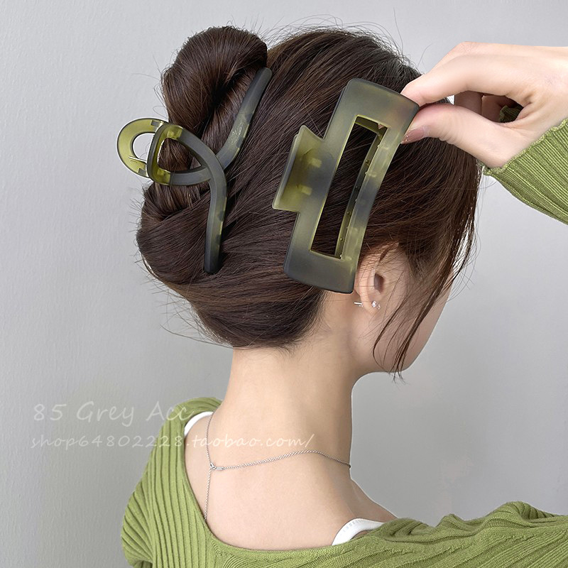 Korean minimalist matte green hair clip, grab clip, updo hair accessory, spring and summer high-end, exquisite shark clip, large hair clip full figure