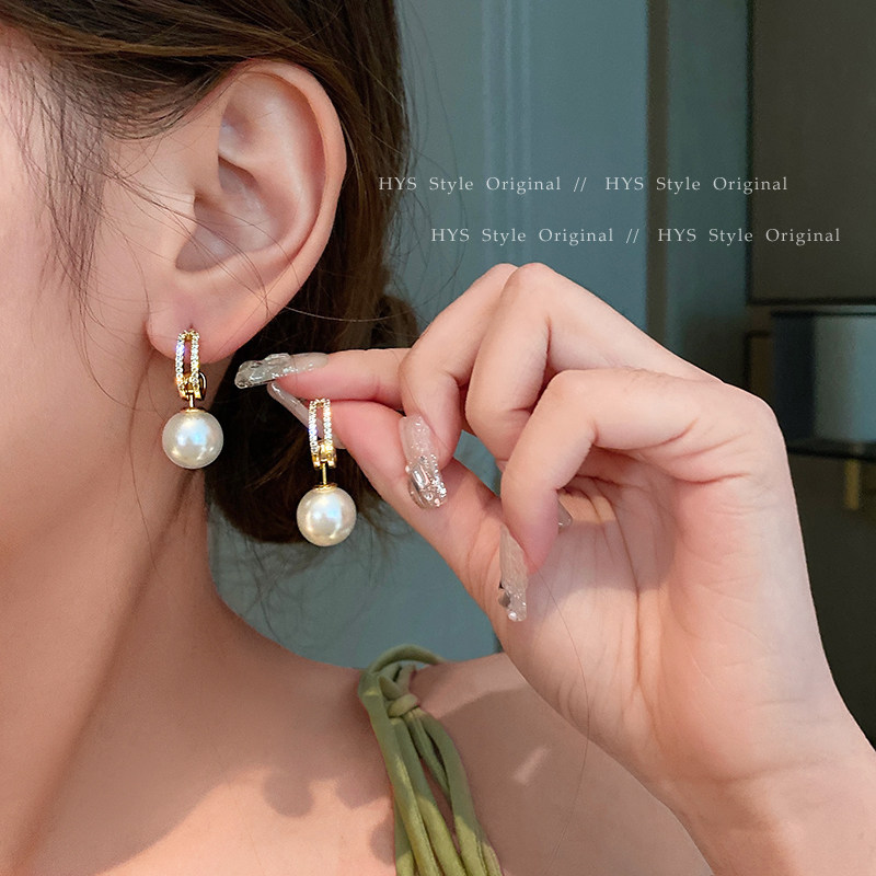 A new collection of multi-pearl earrings for women in 2022, featuring a trendy, light luxury, niche and high-end design full figure