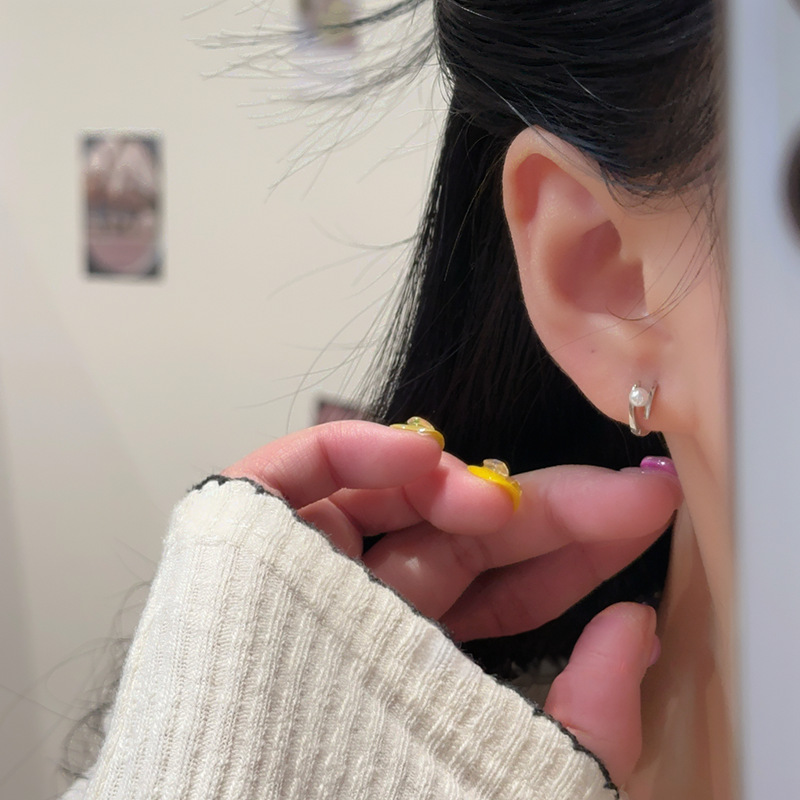 Asymmetrical pearl ear loops for women, fashionable, niche, light luxury, high-end and elegant earrings, cold style, small circle ear loops for women Specification drawing