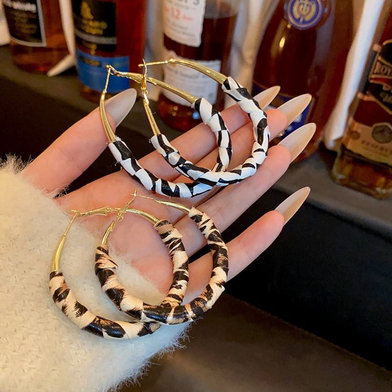 Round leopard print leather ear ring earrings for women, S925 silver needle, European and American geometric style, high-end circle earrings wholesale Specification drawing