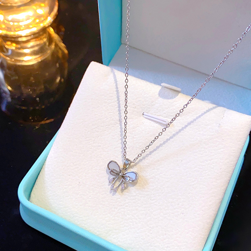 Korean version silver simple bow zircon necklace with a unique design sense for women, titanium steel collarbone chain, elegant and light luxury accessory Application Scenario