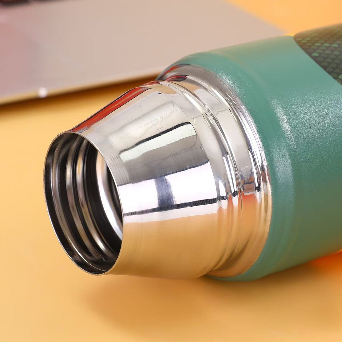 Cross-border exclusive insulated cup gift box, 304 stainless steel insulated cup, casual portable water cup, one cup with three LIDS wholesale Application Scenario