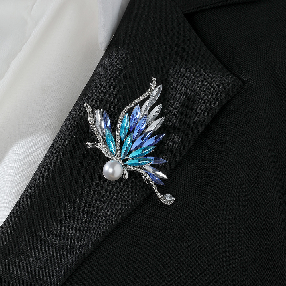 Cross-border European and American gradient crystal diamond-encrusted pearl brooch, light luxury, high-end and elegant, ins style suit coat brooch Application Scenario