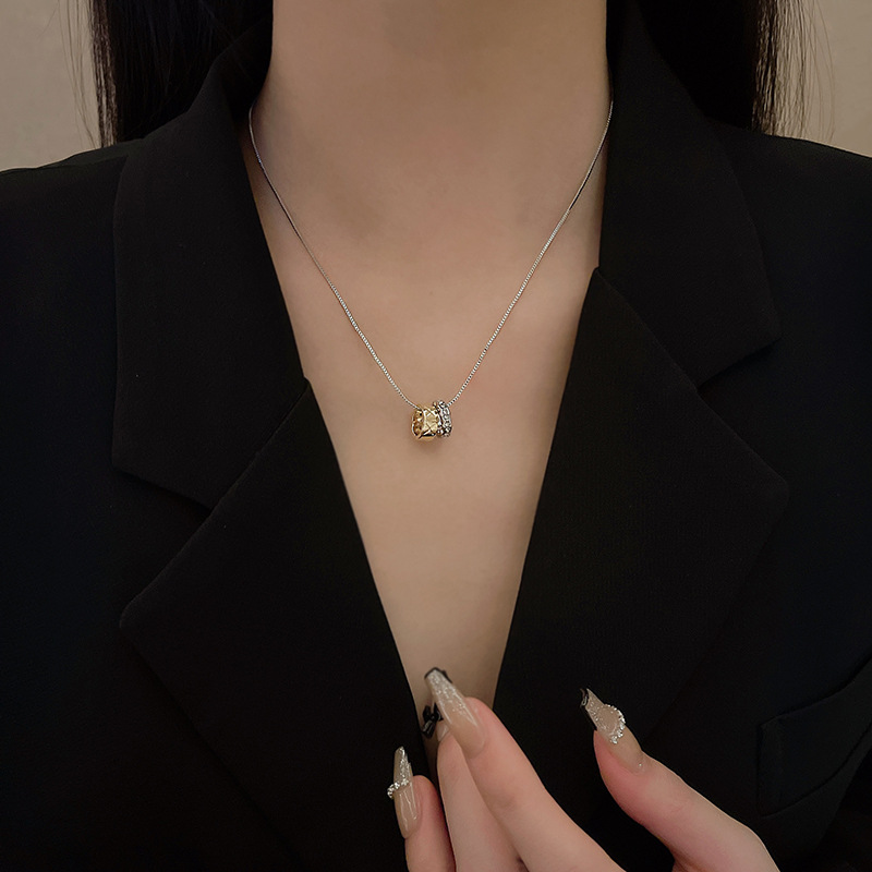 Korean retro geometric double-ring necklace, a minimalist and individual accessory in a cold style for women on Instagram, versatile and elegant collarbone chain Application Scenario
