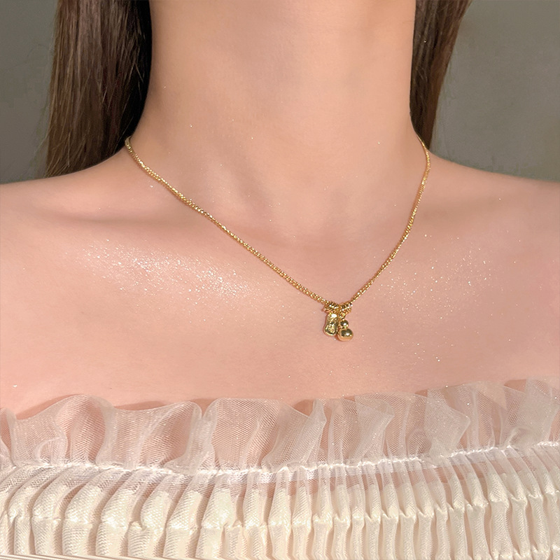 New Chinese-style golden exquisite gourd fortune pendant necklace, light luxury and high-end feel, retro style, versatile collarbone chain for women Application Scenario