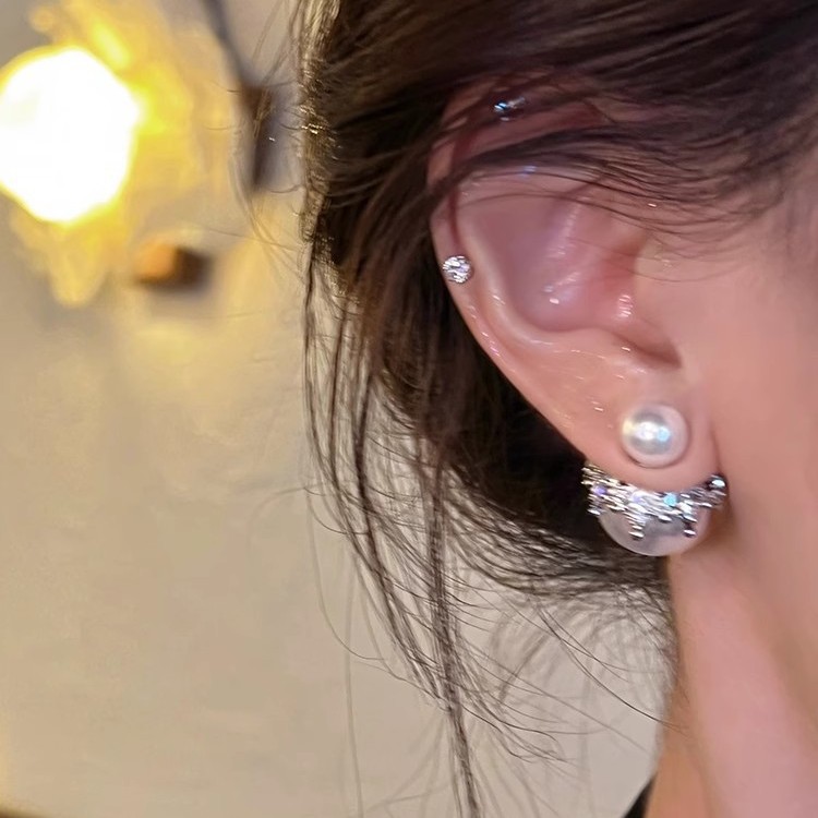 A pair of double-sided pearl earrings, a bestseller in 2025, with a light luxury and high-end feel. The stud earrings are fashionable and simple, and are popular online earrings details Picture