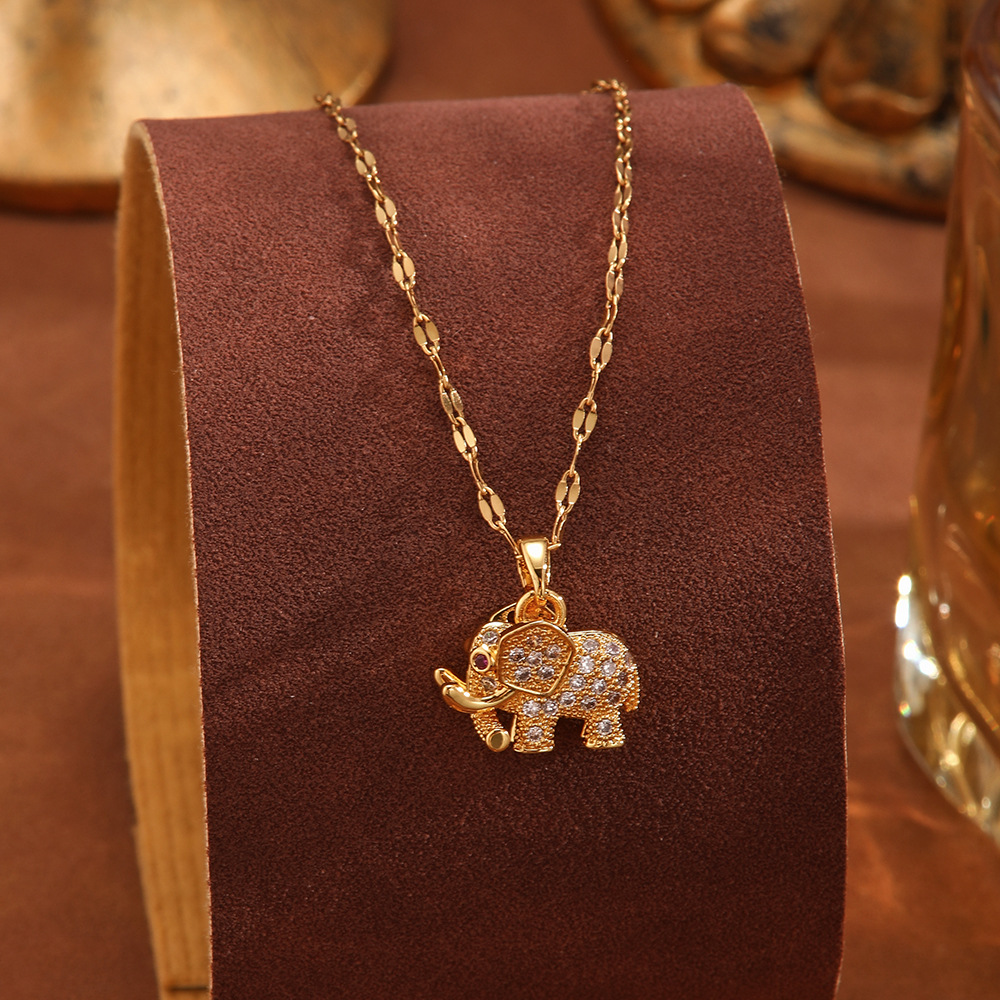 Korean style golden square diamond-encrusted pendant necklace, women's zircon necklace, titanium steel jewelry, collarbone chain, women's accessories Application Scenario