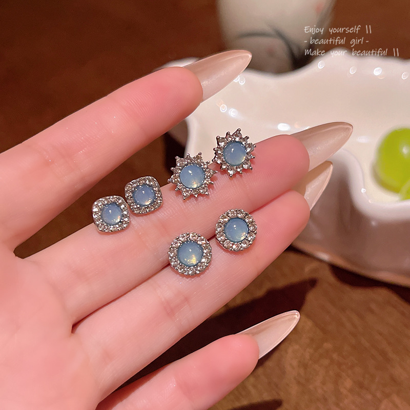 Delicate blue zircon small stud earrings for women, simple and versatile Korean style, elegant geometric earrings, full diamond fashionable earrings full figure