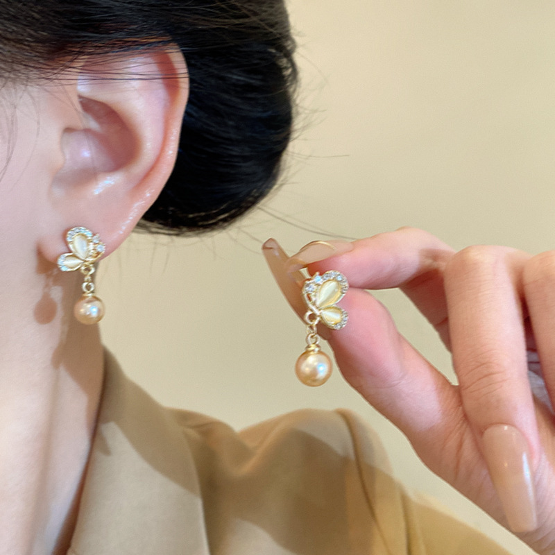 French light luxury style, champagne-colored pearl butterfly stud earrings, niche design, high-end feel, cat-eye earrings, versatile accessories details Picture