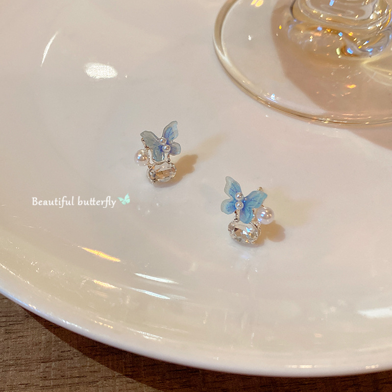 The light and fresh blue sparkling diamond butterfly ear studs are a light luxury and niche design for women, with a high-end feel. They are fashionable and versatile earrings Specification drawing